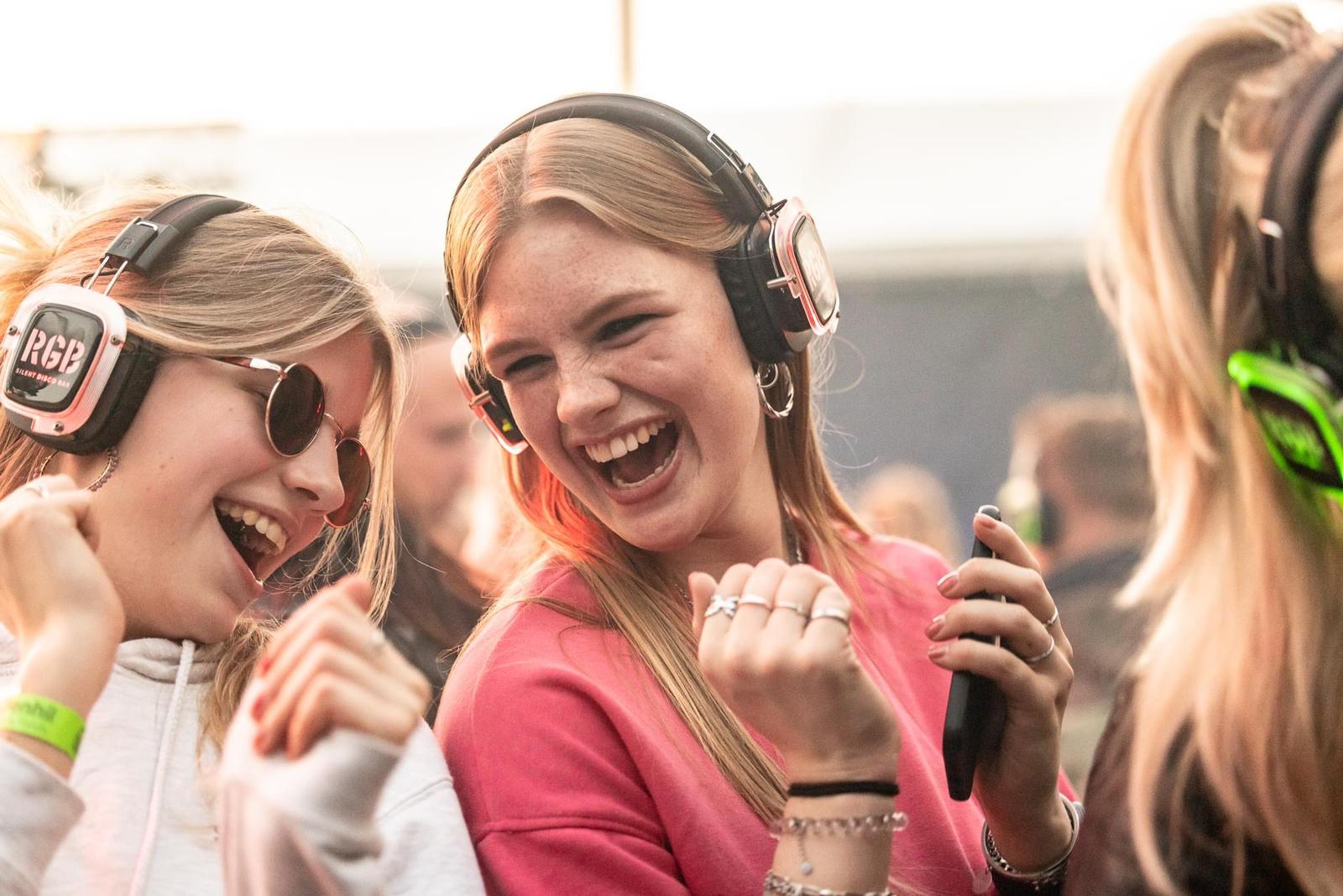 Feestpubliek op de dansvloer