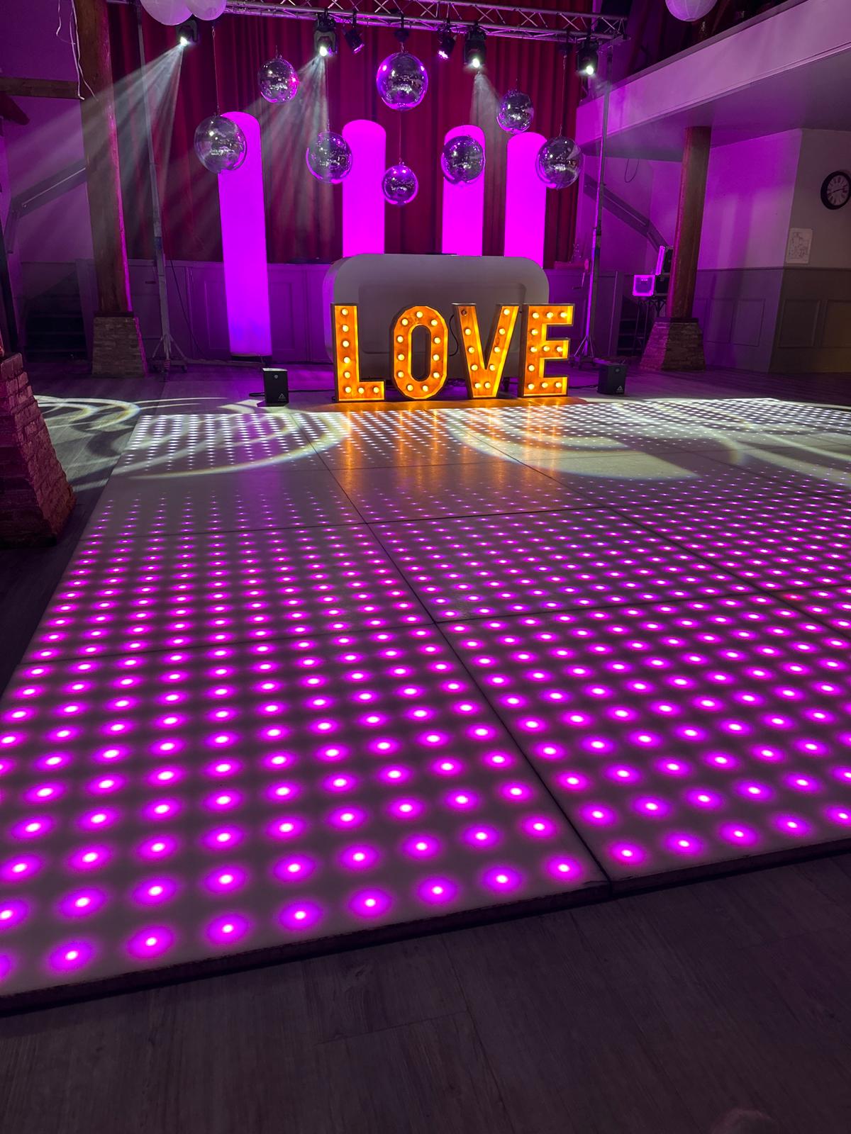 DJ booth met feestverlichting