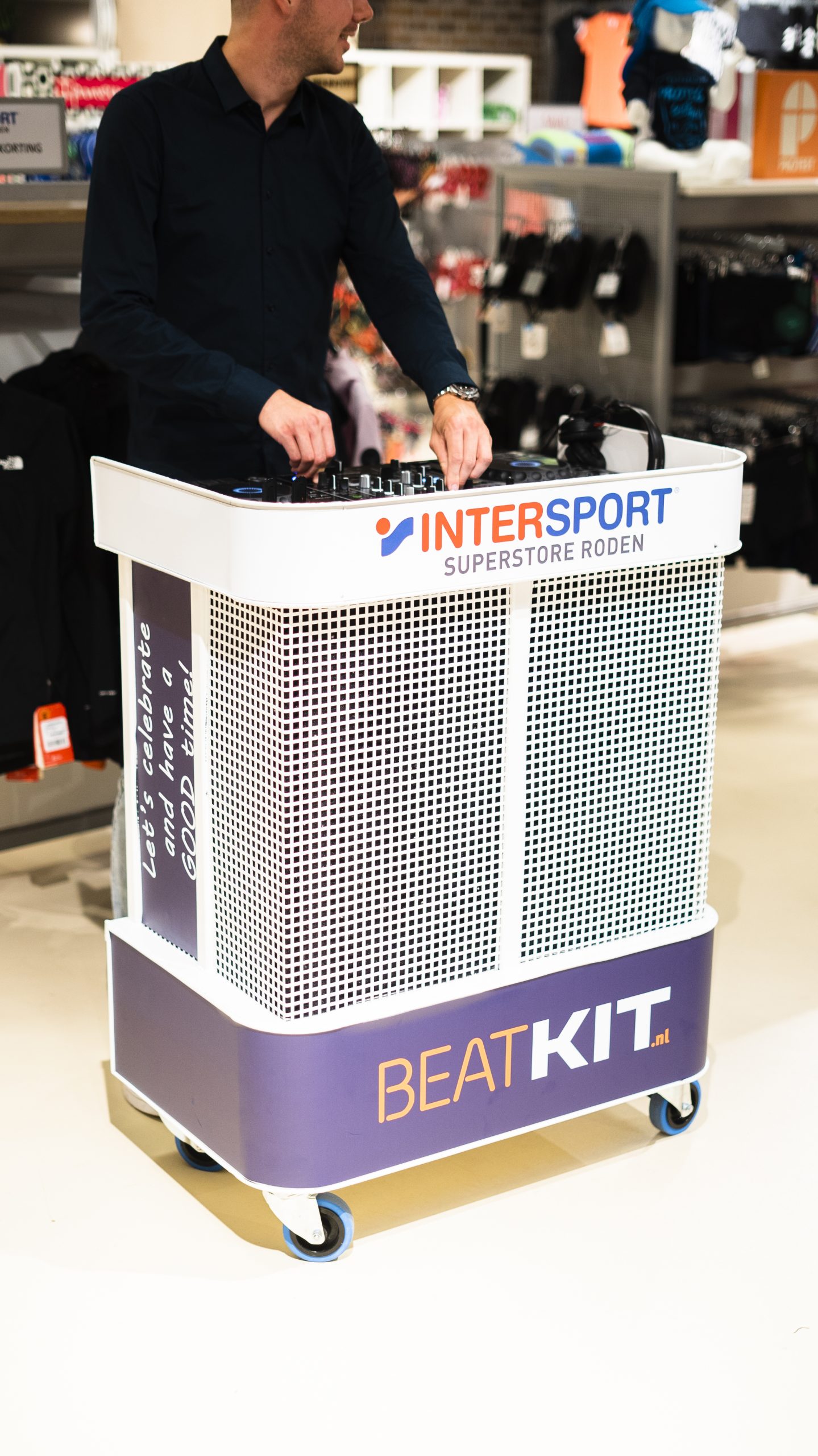 De BeatKit: een mobiel DJ-station op wielen met Pioneer DJ-apparatuur, met de bovenrand en de voet in de belettering van de opdrachtgever