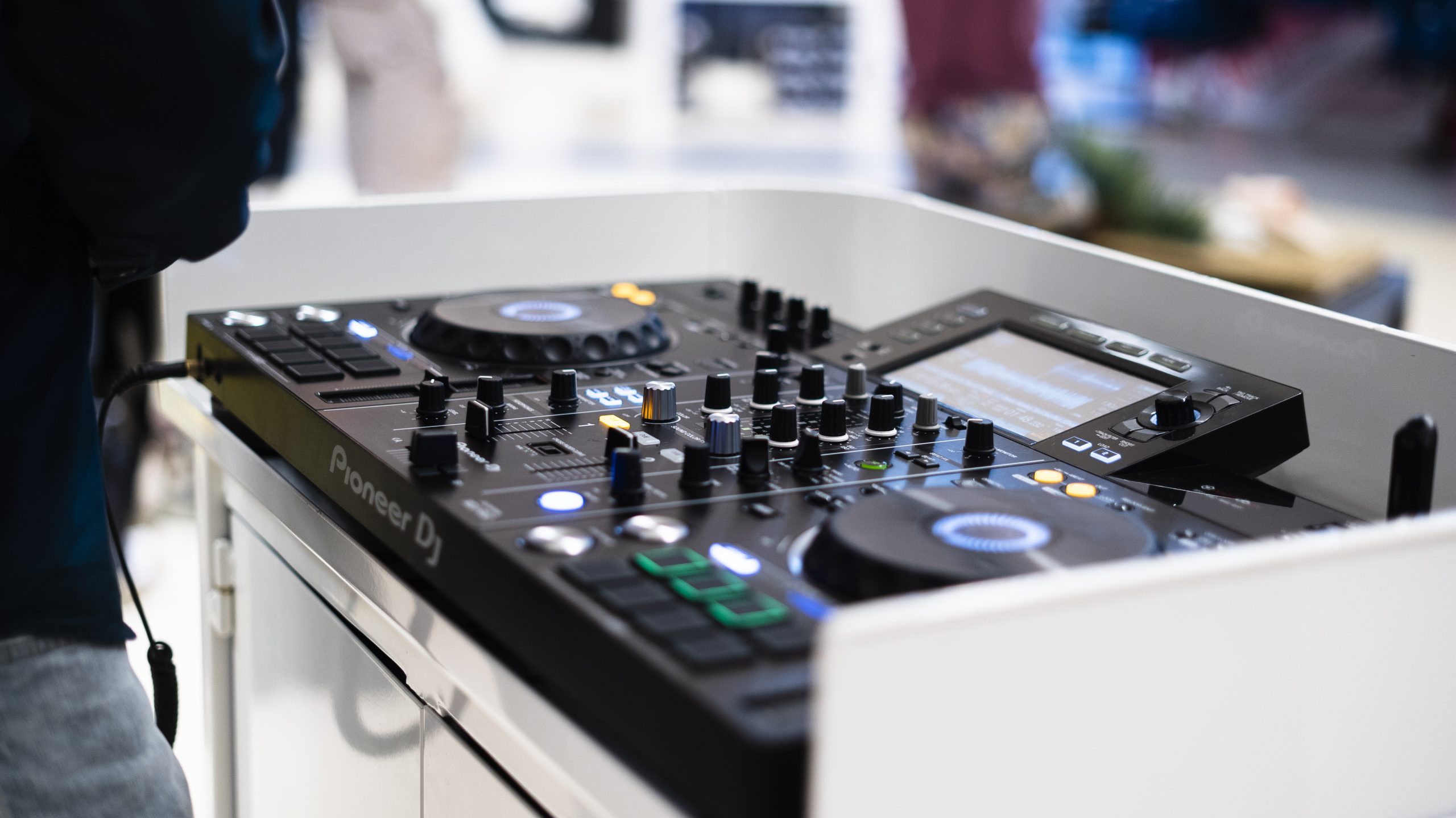 Pioneer DJ-controller op het werkblad van de BeatKit