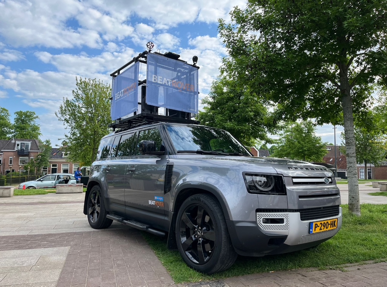 De BeatRover: een Land Rover Defender met een DJ-booth gemonteerd op de dakrails