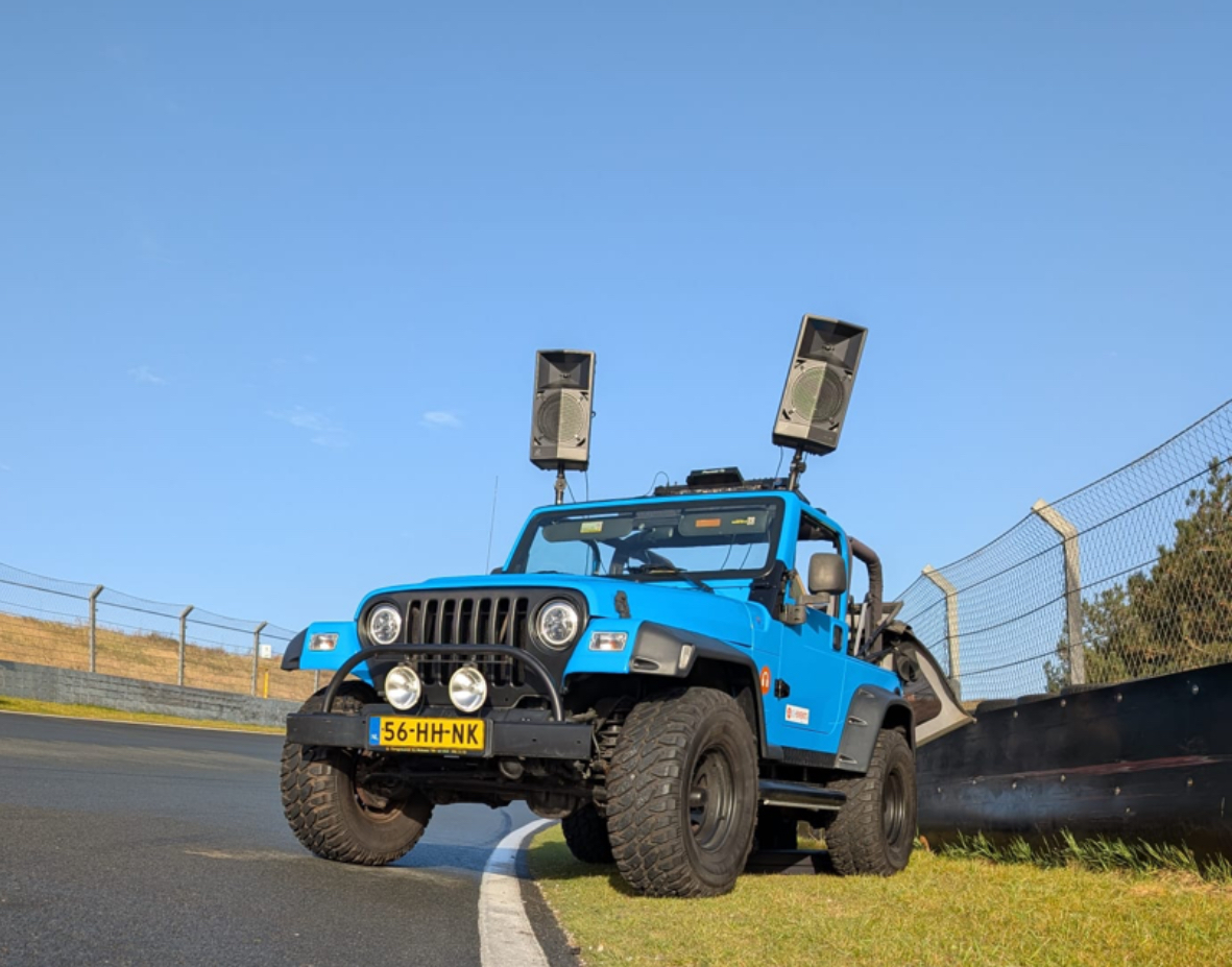 De DJeep: een blauwe Jeep met twee speakers gemonteerd op de rolbeugel